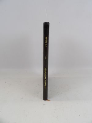 un gros plan d'un crayon noir sur une surface blanche