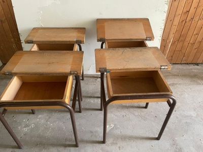 4 bureaux d’ ecole en bois et fer .