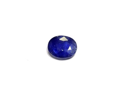gros plan d'un saphir bleu sur une surface blanche