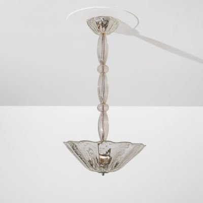 un gros plan d'un lustre en verre suspendu au plafond
