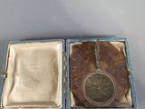 une boîte avec une montre à l'intérieur sur une table