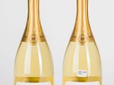 deux bouteilles de champagne posées l'une à côté de l'autre sur une table