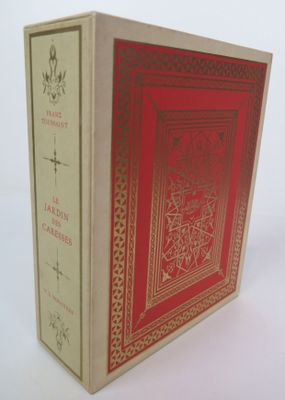 un vieux livre à la couverture rouge posé sur une table blanche