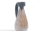 une image représentant un vase muni d'une anse sur fond blanc
