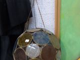une boule de verre accrochée au mur à côté d'une planche de surf