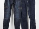 deux paires de jeans suspendues à un cintre devant un mur blanc
