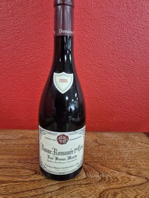 une bouteille de vin posée sur une table en bois