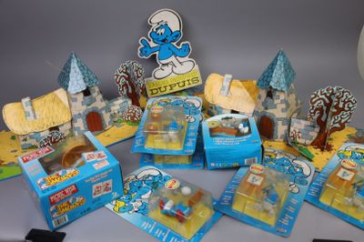 assortiment de Schtroumpfs et d'autres jouets exposés sur une table