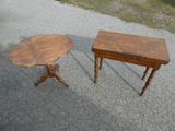 deux tables posées sur le trottoir