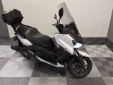 une photo d'un scooter garé sur un sol à damier