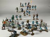 un grand nombre de figurines posées sur une table