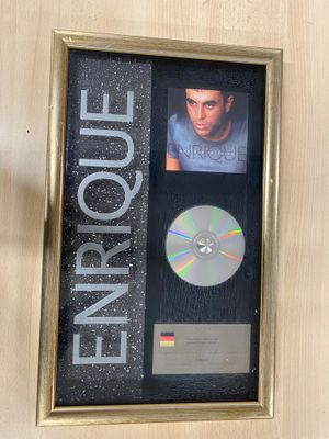 une photo d'un tableau encadré représentant un homme avec un CD à l'intérieur