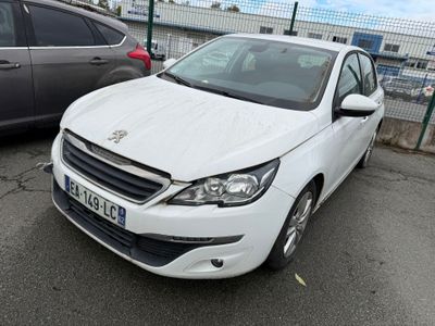 une voiture blanche garée sur un parking à côté d'une voiture noire