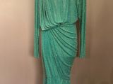 une robe verte sur un mannequin, un mannequin, un mannequin, un mannequin, un mannequin, un mannequin, un mannequin, un mannequin, un mannequin