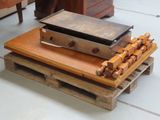 plusieurs morceaux de bois sont empilés sur une palette en bois