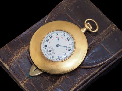 ANONYME Montre de smoking en or jaune 18k. Boitier rond à la…