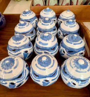 de nombreux plats bleus et blancs dans une caisse en bois
