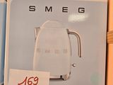 une boîte de bouilloires Smeg posée sur une étagère