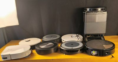 une cafetière posée sur une table en bois
