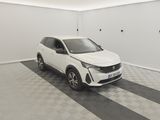 la voiture blanche est garée dans le garage sur le sol en damier