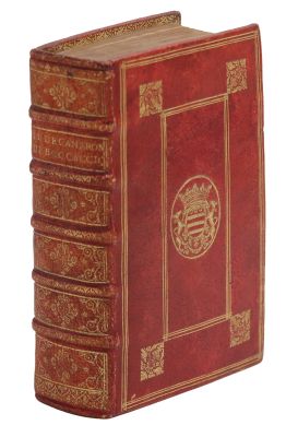 Le livre est rouge et doré, avec des finitions dorées.