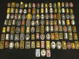 un grand nombre de petites voitures posées sur une table