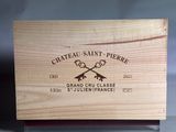 une boîte en bois sur laquelle est collée une étiquette portant l'inscription « Château Saint-Pierre »