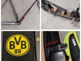quatre photos différentes d'un cadre de vélo sur lequel est collé un autocollant