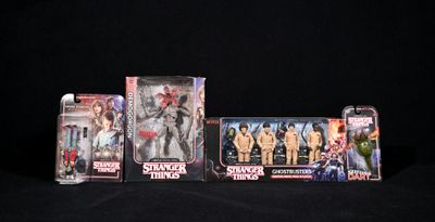 Plusieurs figurines sont alignées sur un fond noir