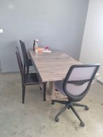 Mobilier comprenant une table, 2 étagères (avec contenu), 5 … (photo 4)