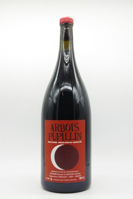 une bouteille de vin posée sur une table