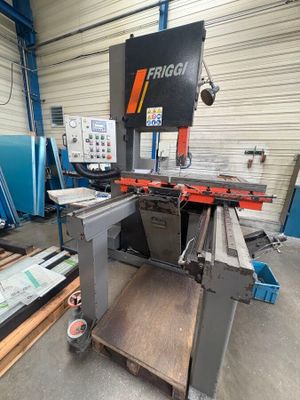 l'image d'une machine installée dans un entrepôt