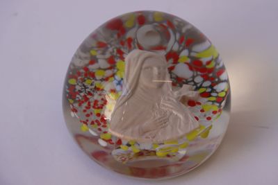 un objet en verre dans lequel se trouve l'image d'une femme