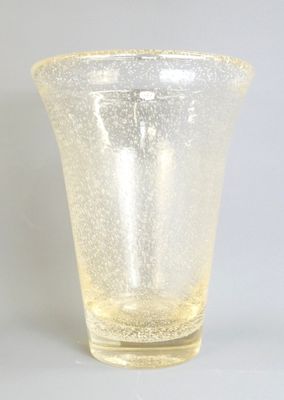 vase en verre jaune à la surface mouchetée de blanc