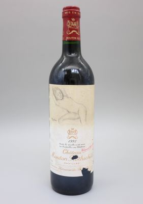 gros plan d'une bouteille de vin sur une table