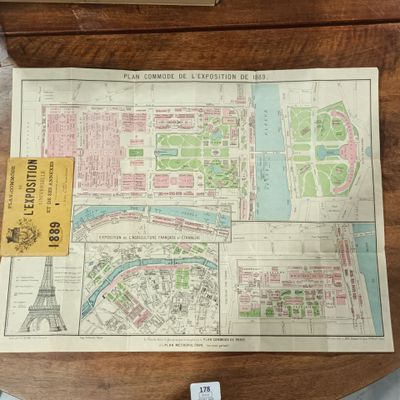 une table sur laquelle est posée une carte de Paris