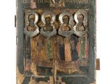 une vieille plaque en bois sur laquelle figure un groupe de personnes