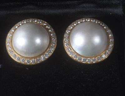 deux paires de boucles d'oreilles en perles et diamants, présentées dans un coffret en velours noir
