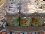 de nombreux bocaux de conserve alignés sur une étagère dans un magasin