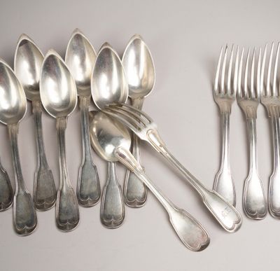 beaucoup de cuillères et de fourchettes en argent sur la table
