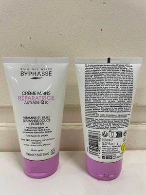 deux tubes de crème posés l'un à côté de l'autre sur un comptoir