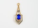 un pendentif en pierre dorée et bleue sur fond blanc