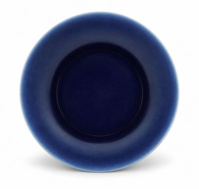 une image représentant une assiette bleue sur fond blanc