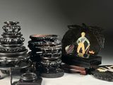 un grand nombre d'objets différents sur une table