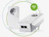 une image représentant un adaptateur secteur Wi-Fi blanc à côté d'une prise de courant branchée