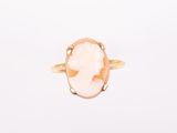 une bague en or avec une pierre rose au centre