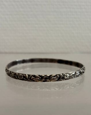Bracelet jonc en argent (800e) à décor d'oiseaux branchés et…