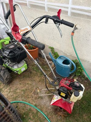 une tondeuse à gazon qui reste dans l'herbe