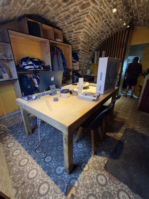 Table en pin (fabrication artisanale) L. 200 cm 2 caissons e…