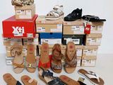 de nombreuses paires de chaussures empilées les unes sur les autres